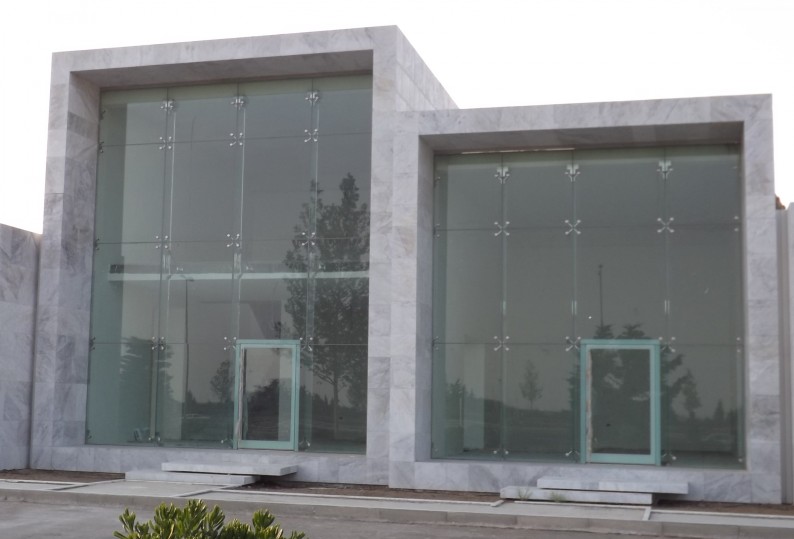 Facciata con fissaggi puntuali e tensostrutture Facciata in vetro con fissaggi puntuali e tensostrutture