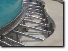 Sviluppo vetri curvi. Con l’esperienza acquisita e con i software di cui disponiamo, possiamo sviluppare in piano vetri curvi di ogni tipo. A semplice o doppia curvatura