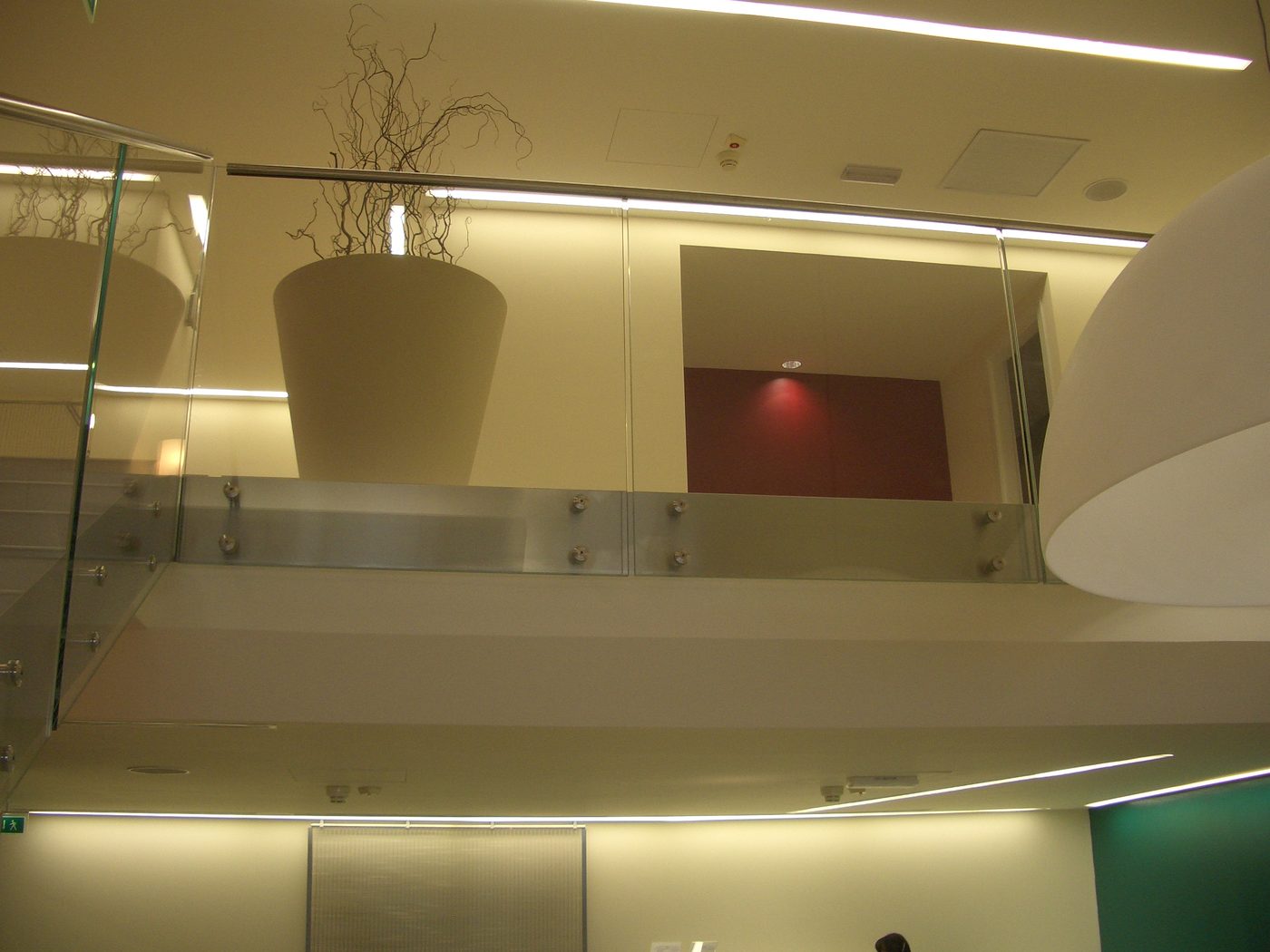 Ringhiera in vetro stratificato a fissaggio puntuale nella VIP Lounge dell'Aeroporto di Fiumicino, Roma