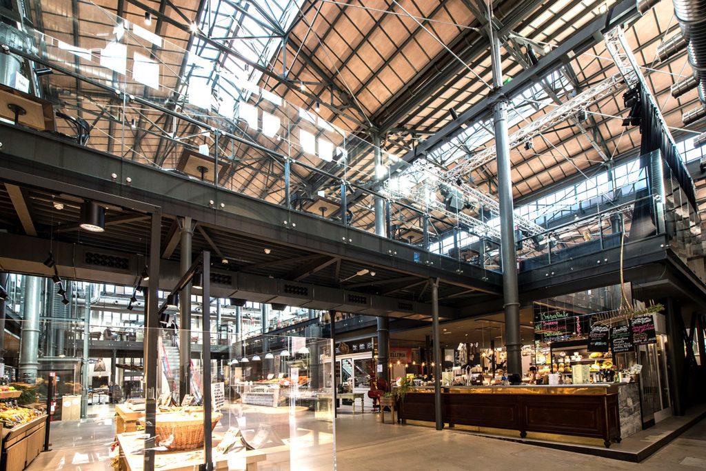 Interno del mercato coperto di Ravenna, struttura in acciaio e balaustre in vetro sul soppalco