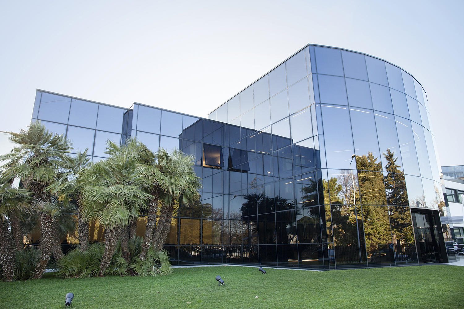 Curved glass curtain wall, Aeffe S.p.A. offices in Rimini, Vetroprogetti project