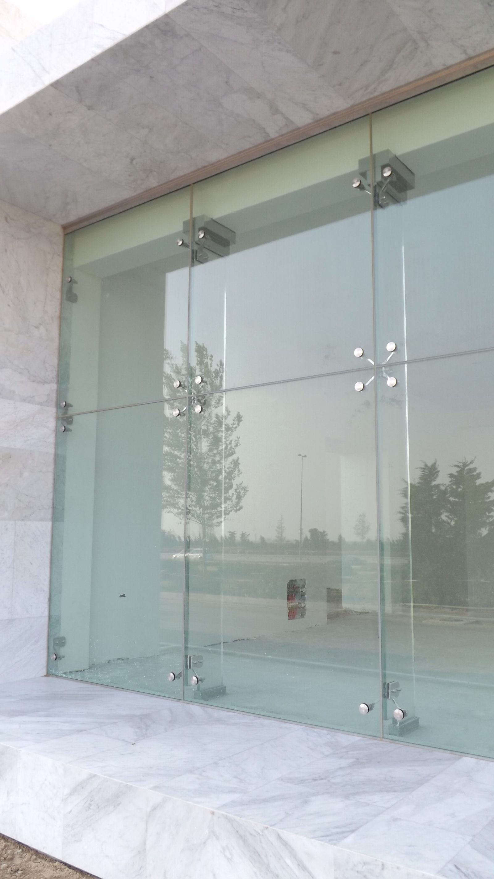 Facciata completata del centro commerciale 64 Shops, vista dal basso con rivestimento in marmo e vetro a tutta altezza