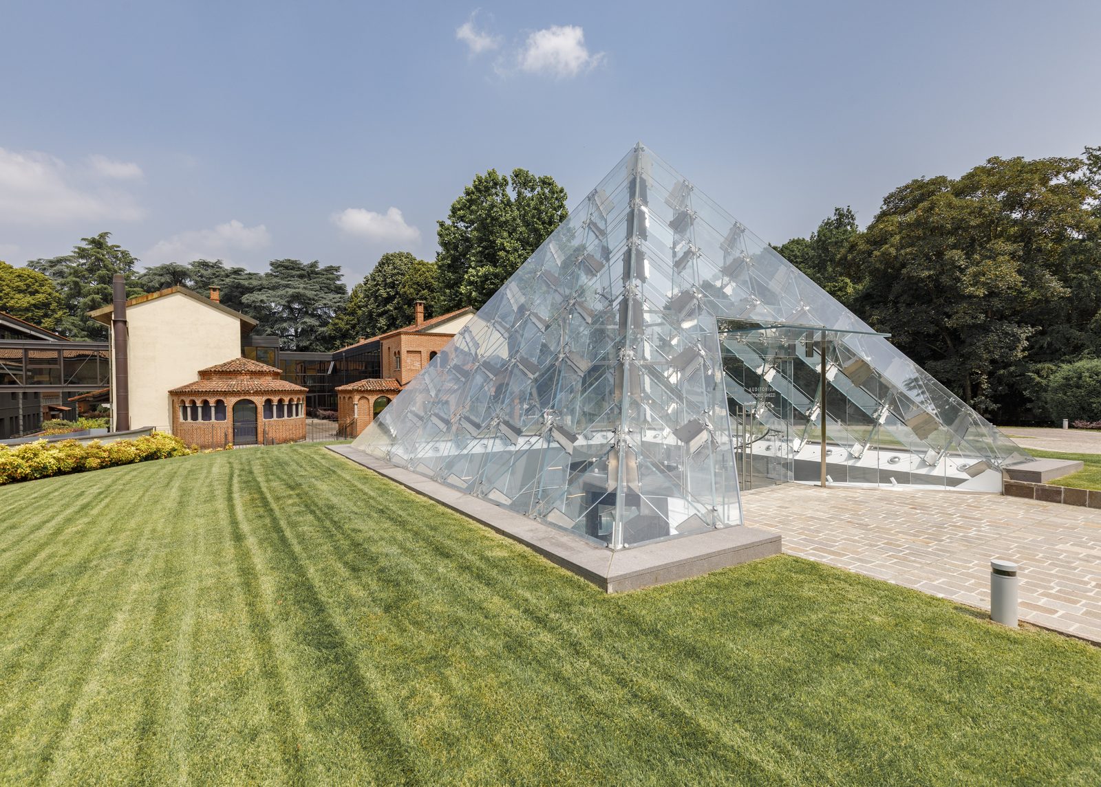 Ingresso della Glass Pyramid a Carate Brianza, griglia di lastre triangolari in vetro a fissaggio puntuale