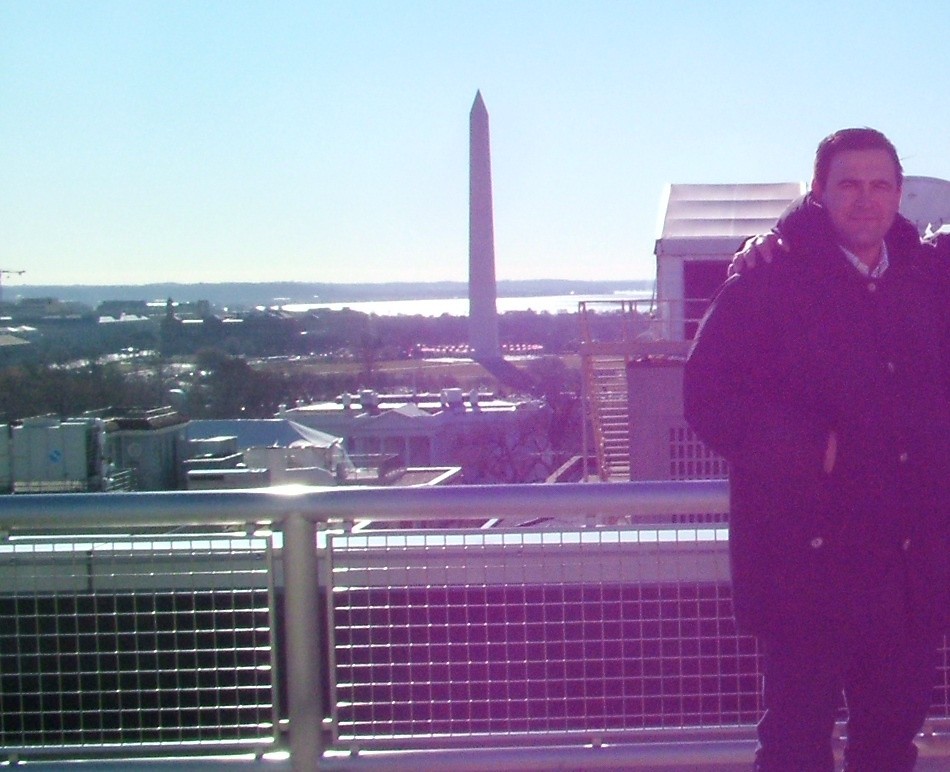 Ing. Raffaele Roscioli in terrazza a Washington DC nel 2006, con il Washington Monument e la Casa Bianca tra gli alberi sullo sfondo
