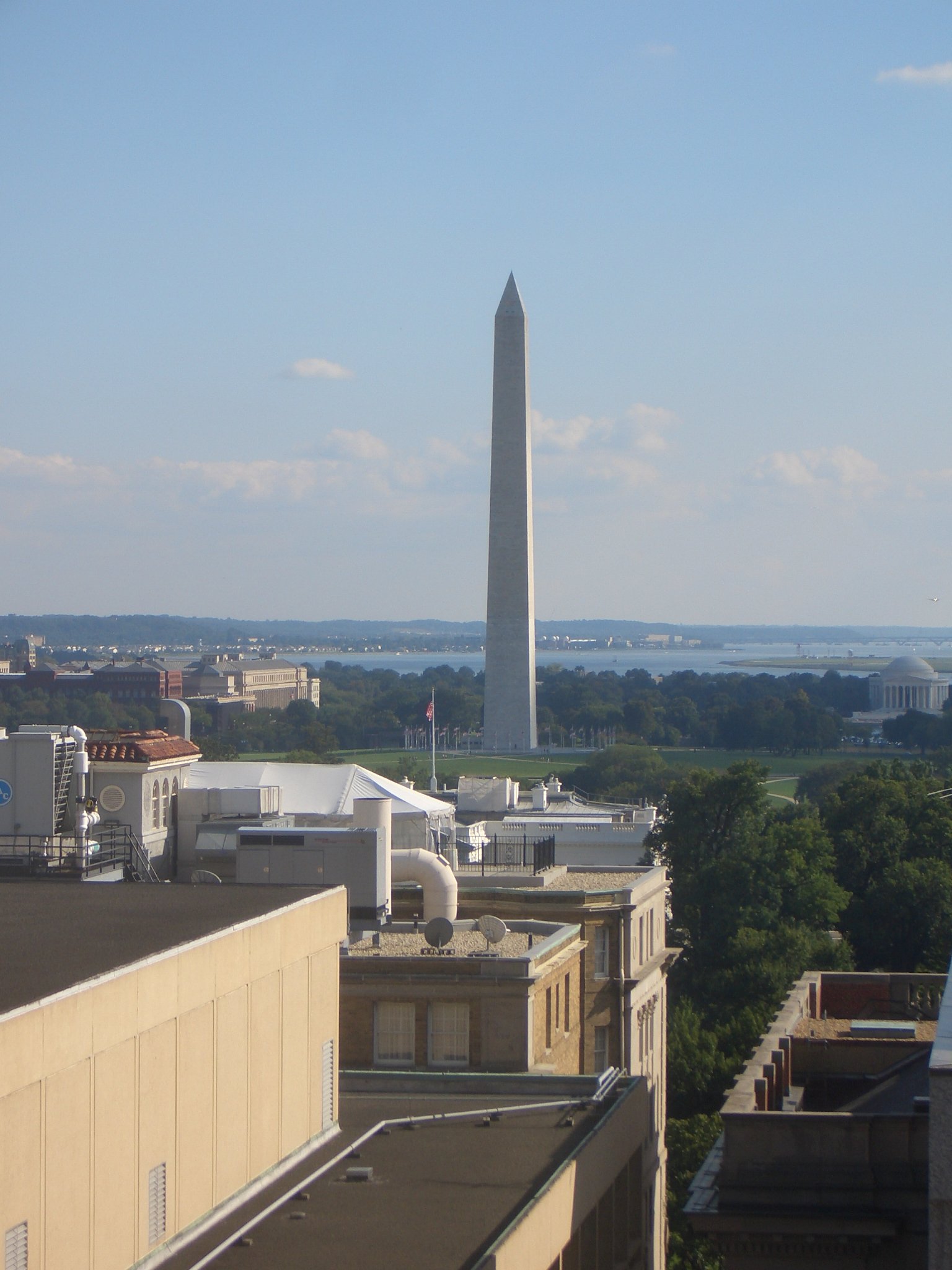 Vista del Washington Monument dalla facciata dell'edificio in cui è stata installata la scala, Washington DC